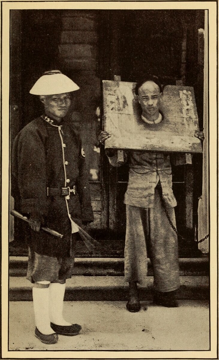 8 наглядных фото очень необычного наказания преступников, которое использовали в Китае до начала ХХ века
