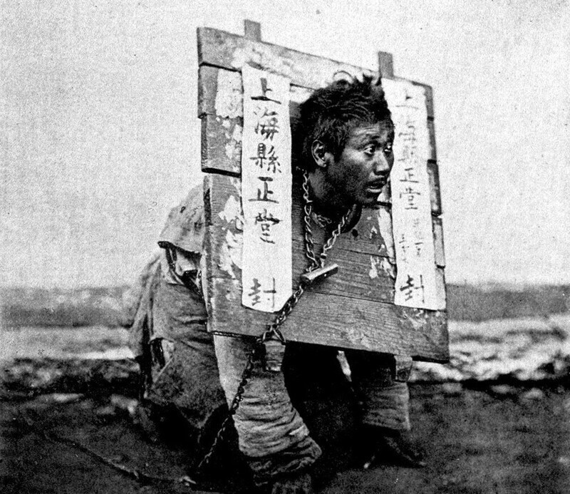 8 наглядных фото очень необычного наказания преступников, которое использовали в Китае до начала ХХ века
