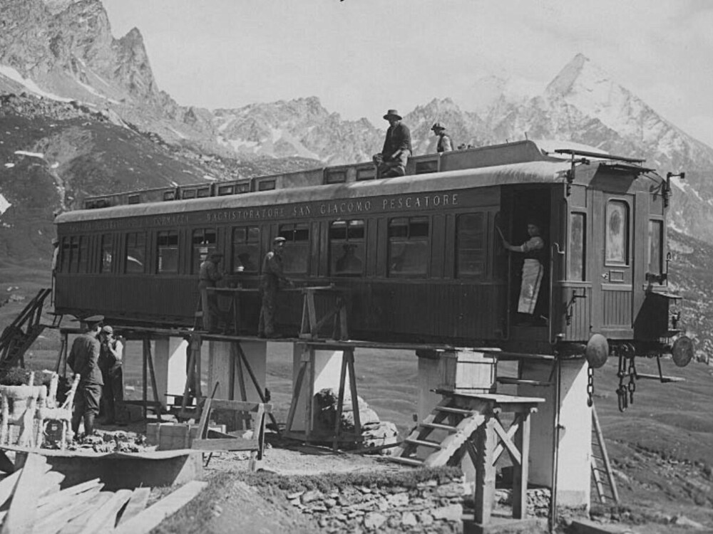 Зачем понадобились железнодорожные вагоны в Альпах, если там нет железной дороги