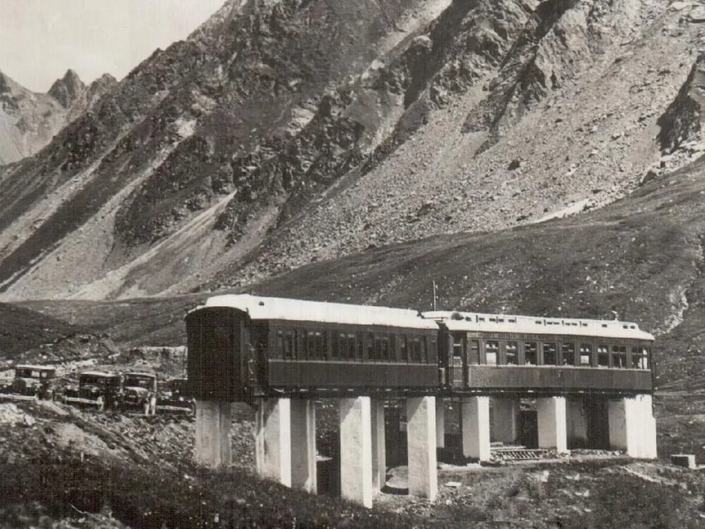 Зачем понадобились железнодорожные вагоны в Альпах, если там нет железной дороги
