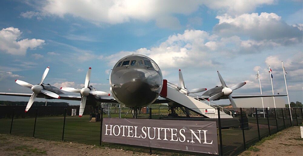 И расположен этот самолёт-отель расположен рядом с взлетно-посадочной полосой, что идеально подходит для путешественников