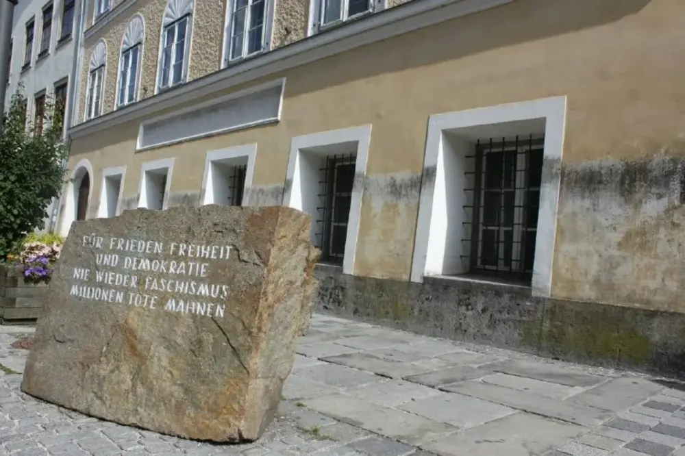 "Проклятый старый дом": в Австрии придумали, как использовать здание, в котором жил Гитлер