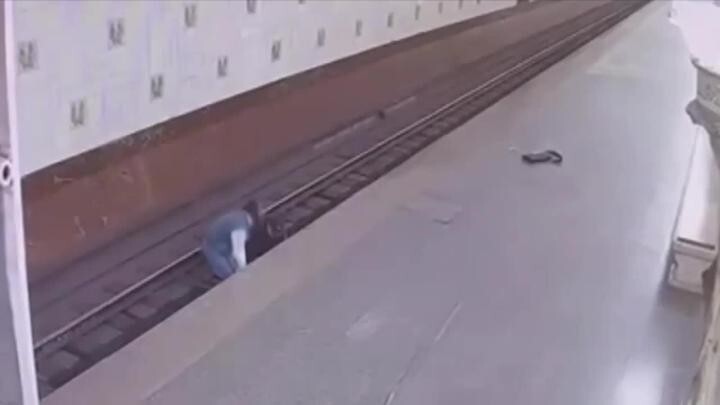 Мужчина шел по платформе станции «Белорусская» и неожиданно упал на рельсы