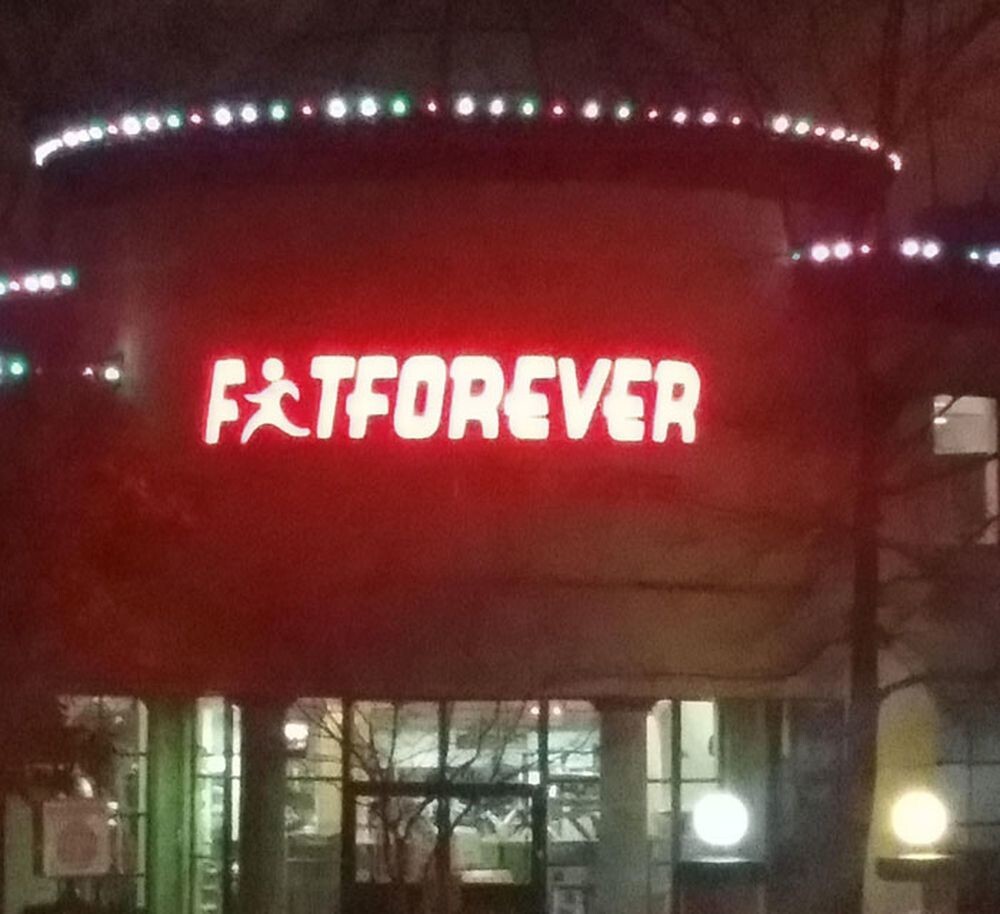 6. Название фитнес-центра FitForever, «Всегда в форме», подозрительно похоже на FatForever — «Навсегда жирный»