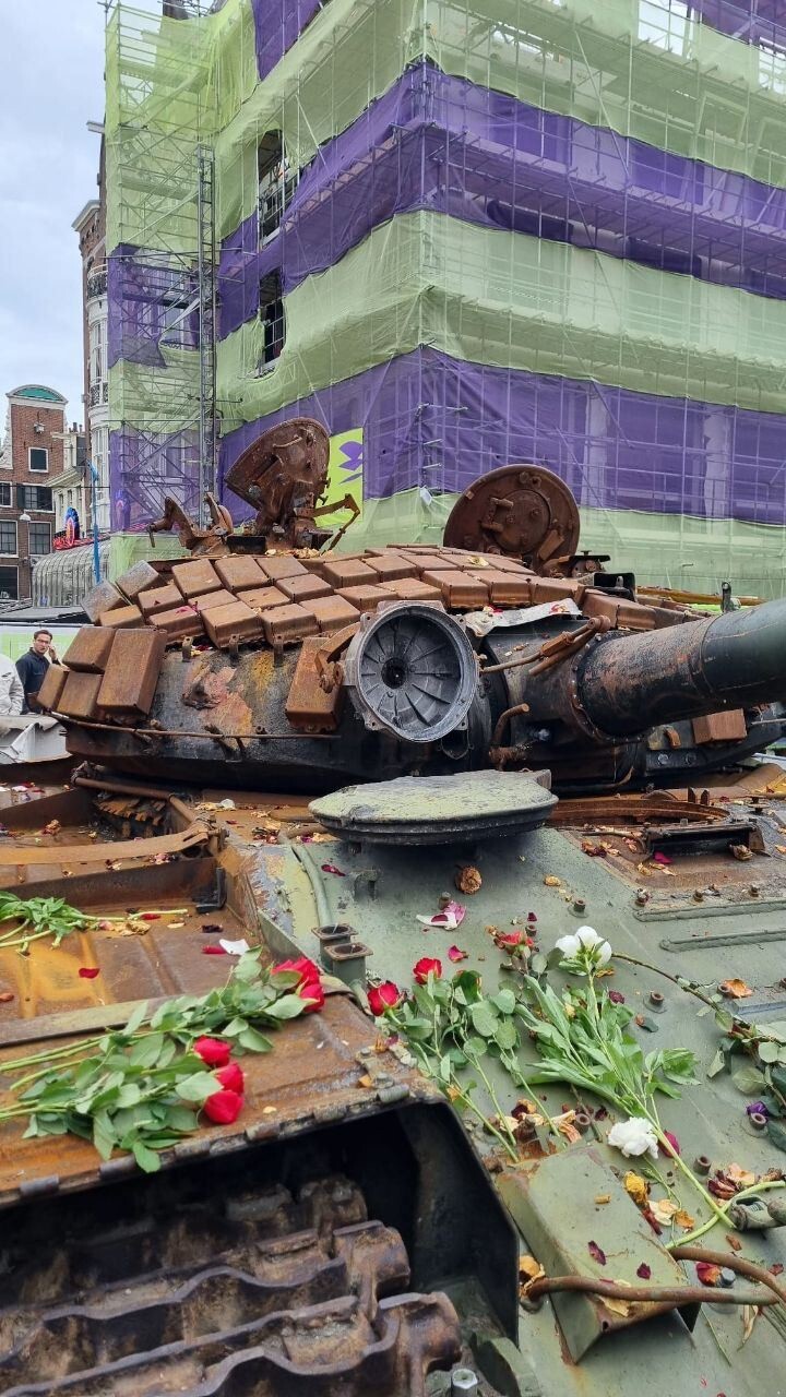 В Амстердаме забросали цветами подбитый на Украине российский танк