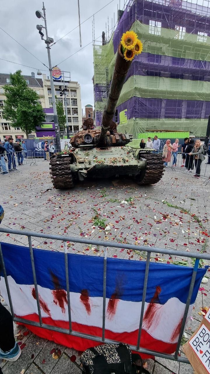 В Амстердаме забросали цветами подбитый на Украине российский танк