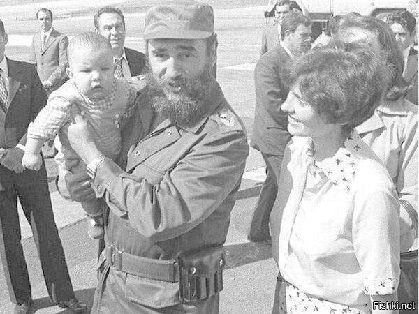 Фидель Кастро держит на руках нынешнего премьер-министра Канады Джастина Трюд...