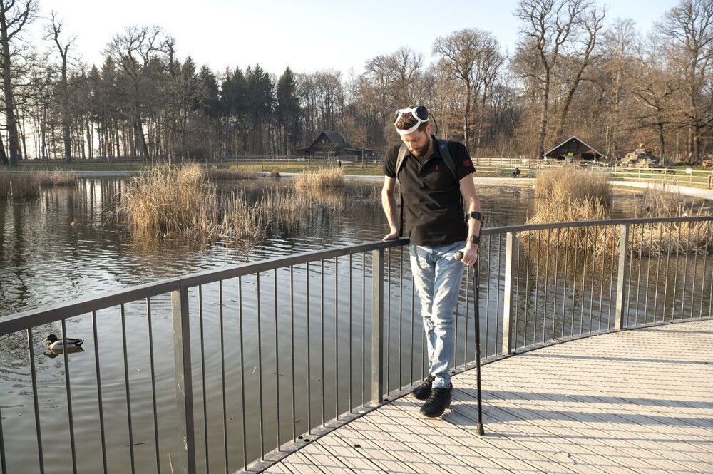 Парализованный мужчина снова может ходить благодаря импланту, читающему мысли