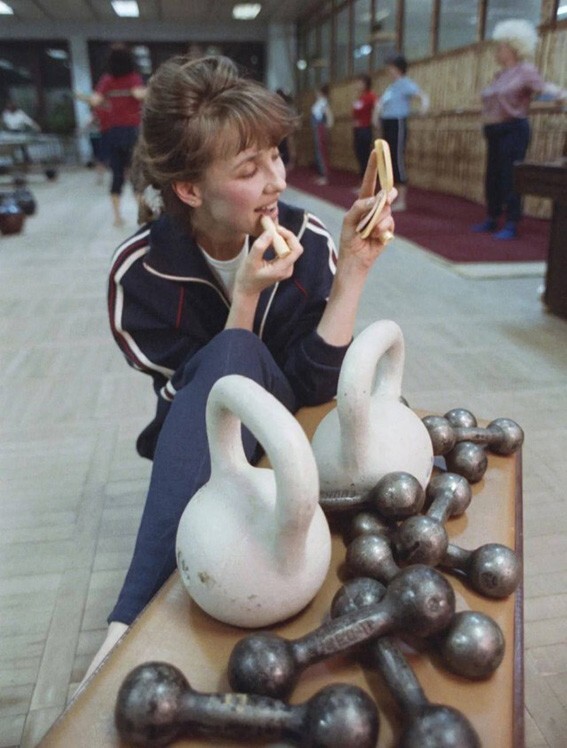 Студентка делает макияж в перерыве между упражнениями в секции атлетической гимнастики учебно-спортивного комплекса сельскохозяйственного техникума в Краснодаре, 1989 год