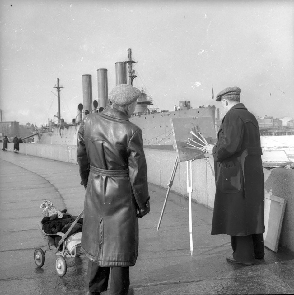 Художник и крейсер Аврора. Фото Евгения Халдея. 1954 год