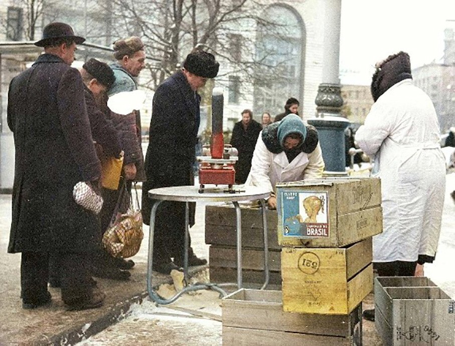 Продажа бразильских апельсинов. 1962 год. Москва.