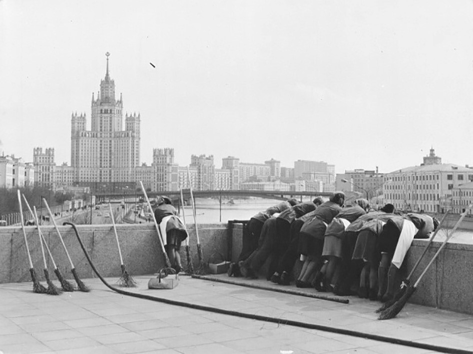 Москворецкая набережная, 1. Над кинотеатром Зарядье - балкон коллективного просмотра. 1968—1973 гг