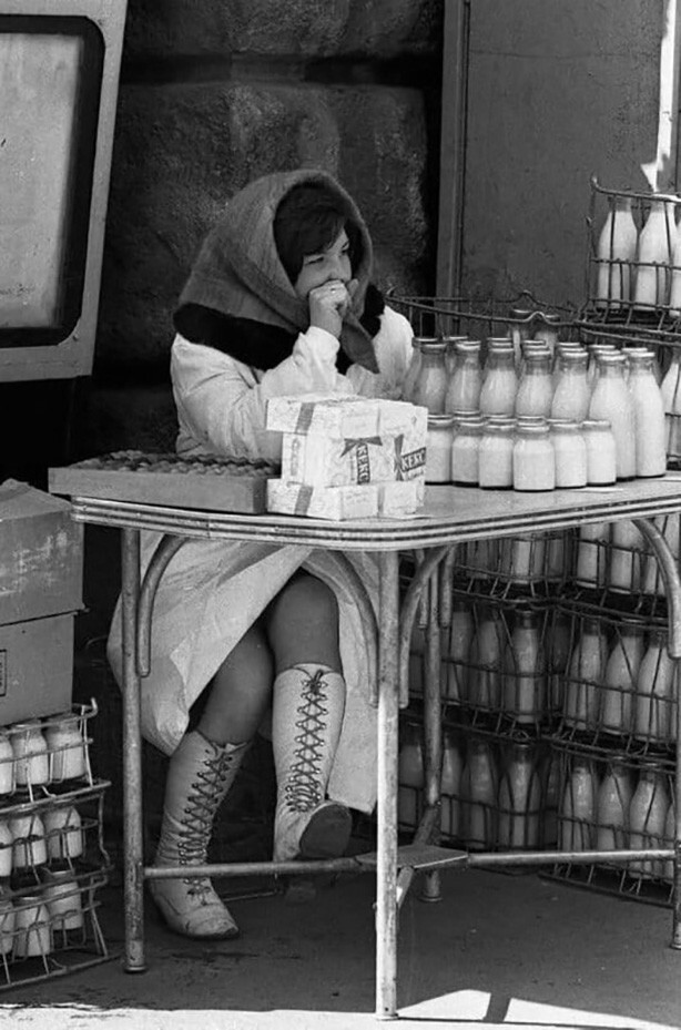 Продавщица молочного отдела. В маленьких баночках сметана, а в бутылках молоко. 1970-е