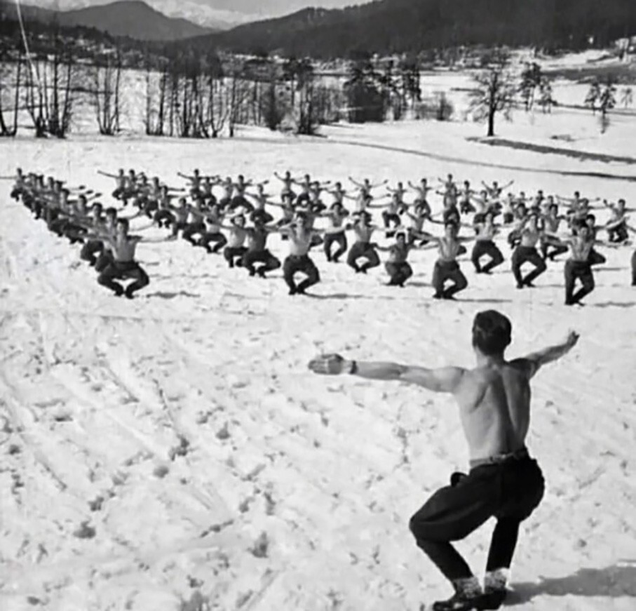 Солдаты СССР во время утренней зарядки. 1965 год