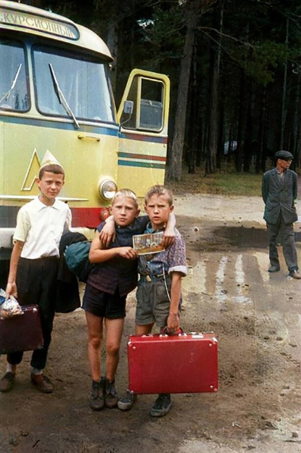 Прощание с друзьями и фотография на память после смены в пионерском лагере.