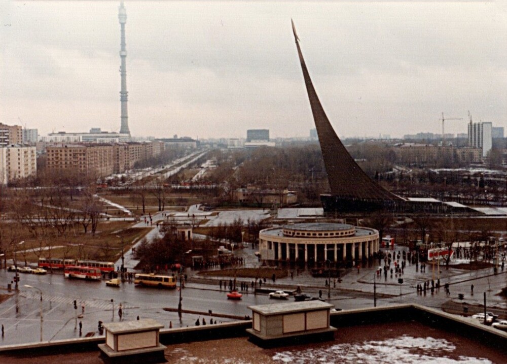 Вход на ст. м. ВДНХ, монумент покорителям космоса, 1981 год, г. Москва