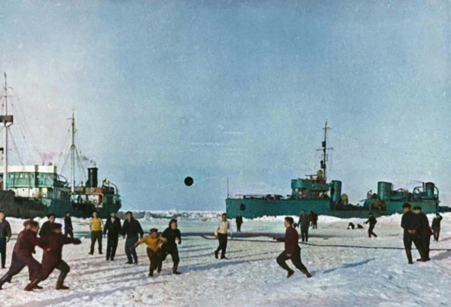 Футбол на льду во время арктической экспедиции, 1936 год