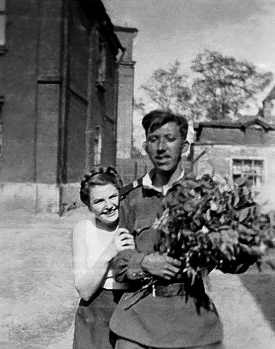 Юрий Никулин возвращается с войны, 1946 год.