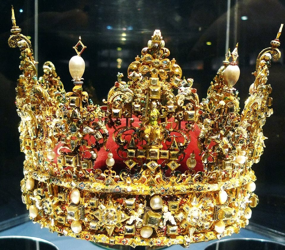 Как выглядят 17 легендарных корон, которые украшали головы великих правителей прошлого
