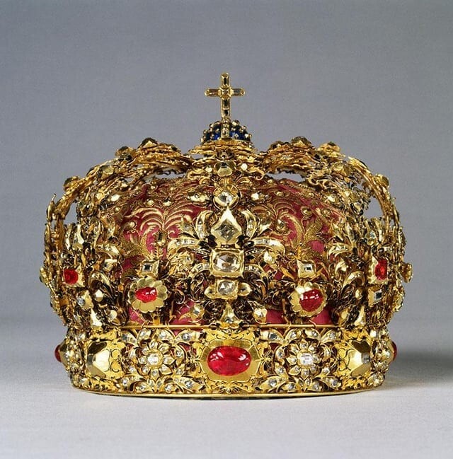 Как выглядят 17 легендарных корон, которые украшали головы великих правителей прошлого