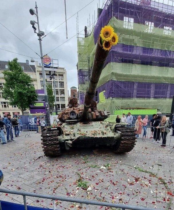 В Амстердаме сегодня власти установили подбитый российский танк