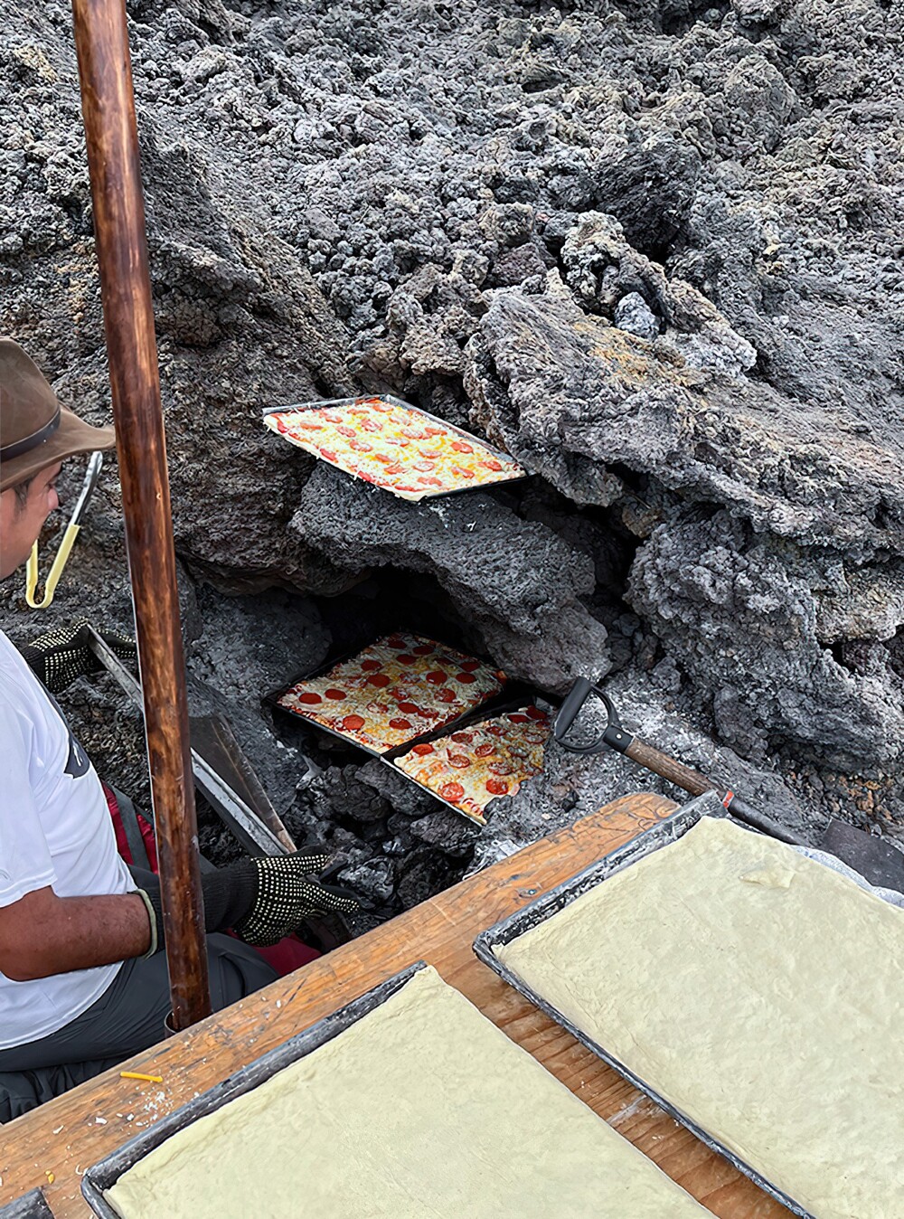 26. Пицца, которую готовят на раскалённой лаве вулкана Пакайя в Гватемале