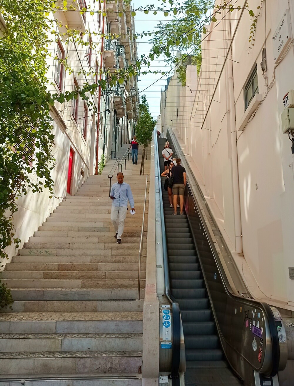 27. Лиссабон стоит на 7 холмах. Чтобы жителям и туристам было легче перемещаться между различными районами, был установлен этот эскалатор под открытым небом
