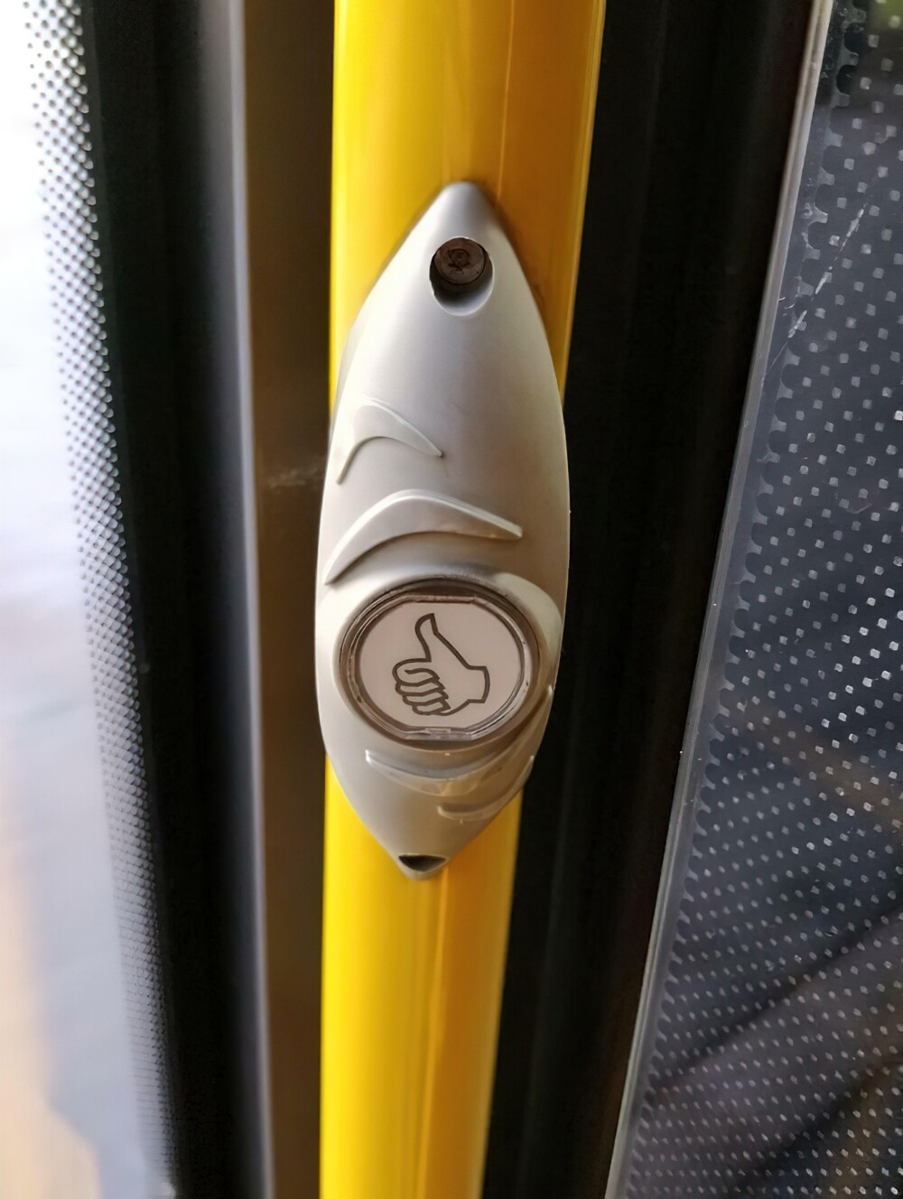 19. В Финляндии в автобусах есть кнопки для того, чтобы поблагодарить водителя