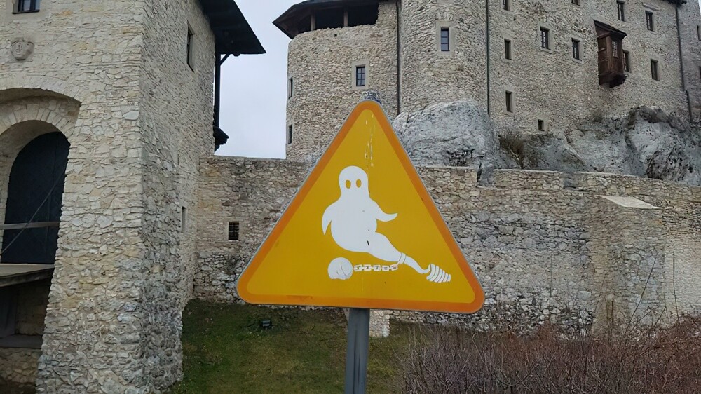 29. Знак, предупреждающий о привидениях в старом замке в Польше