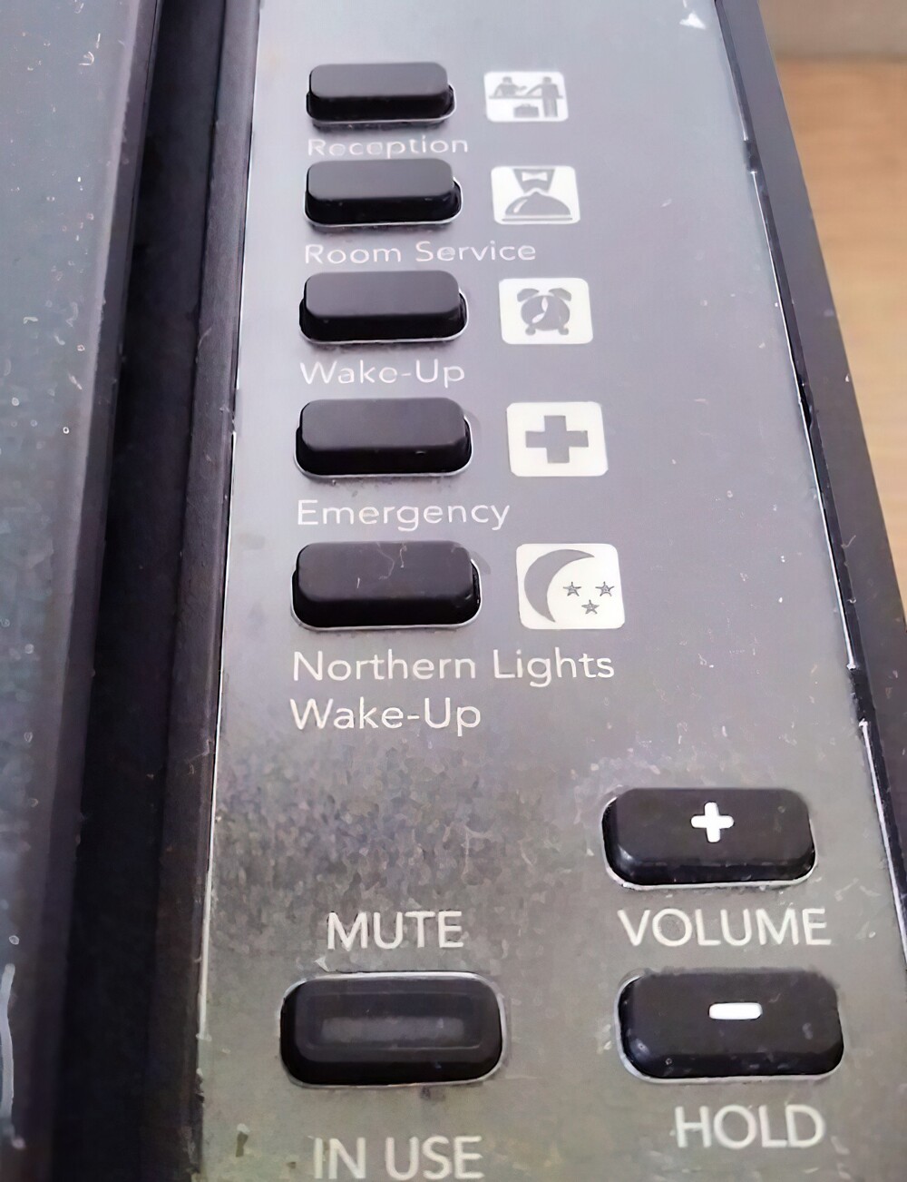 8. Панель управления в исландской гостинице с кнопкой, которая разбудит вас, если в небе будет северное сияние