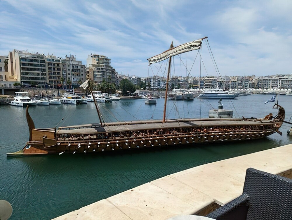 30. Трирема (античный боевой корабль) в порту Пирей, Греция