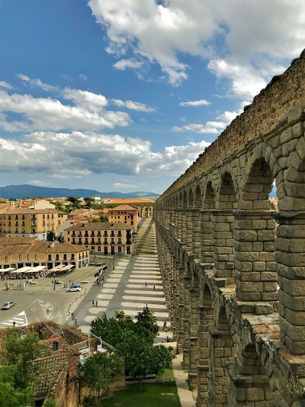 9. Римский акведук, отбрасывающий тень на старый город Сеговии, Испания