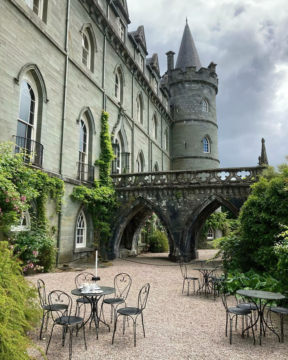 20. Возрождение готики 18-го века: Замок Инверари рядом с городом Инверарей, Аргайл и Бьют, Западная Шотландия