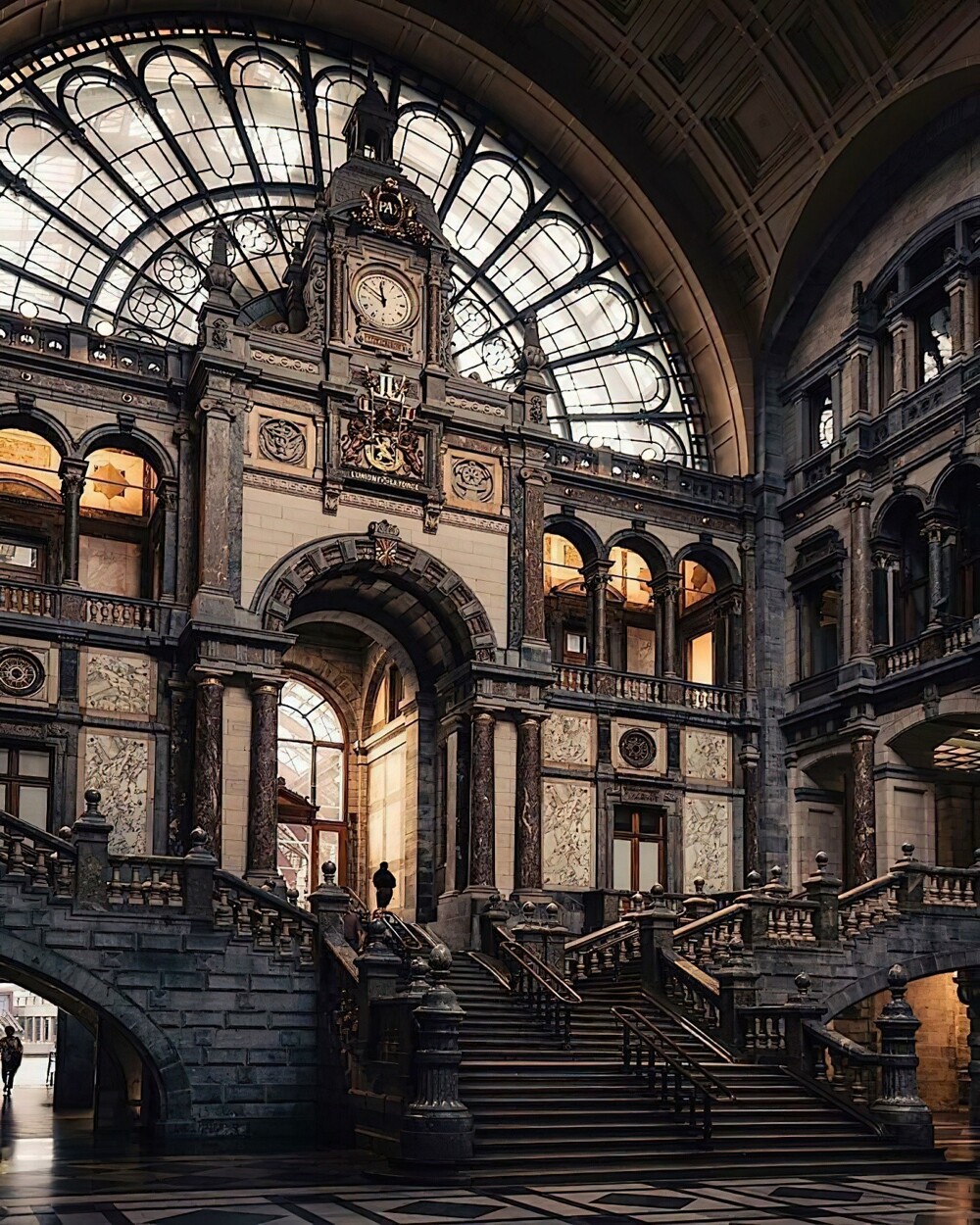 1. Вестибюль центрального вокзала Антверпена, Бельгия. Дизайн Луи Деласенсери. 1905 г.