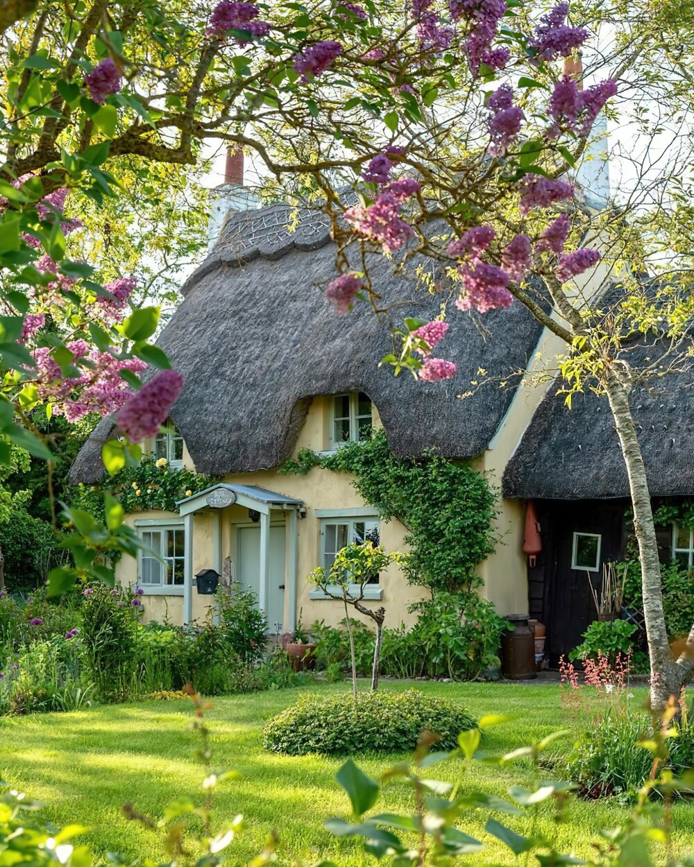 17. Rose Cottage, коттедж 18-го века с соломенной крышей в маленькой деревне Хонингтон, округ Стратфорд-на-Эйвоне, Уорикшир, Англия