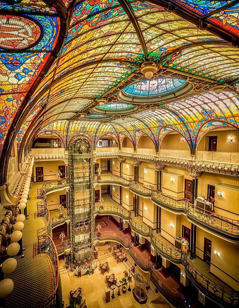 23. Стеклянный потолок Тиффани, гранд-отель Сьюдад-де-Мексико. Ар-нуво, построено между 1895 и 1899 годами