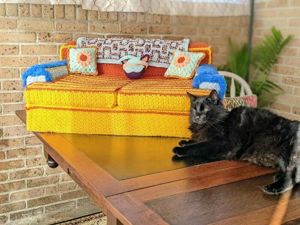 23. «Диван, который я сделала специально для своей кошки размера XL, поскольку обычно кошачья мебель слишком мала для нее»