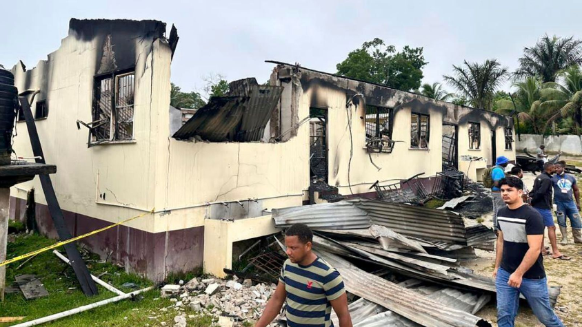 В Гайане школьница спалила интернат, отомстив за отнятый учителями телефон