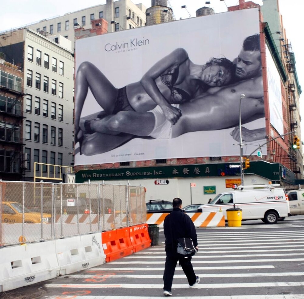 "Calvin Klein хочет разориться": в соцсетях троллят производителя белья из-за рекламы с трансгендером