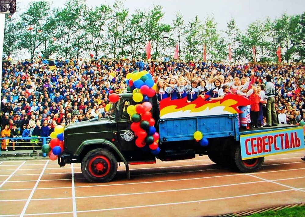 На стадионе "Металлург" праздничное спортивно-театрализованное мероприятие посвящённое юбилею "Северстали, 1995 год. Череповец.