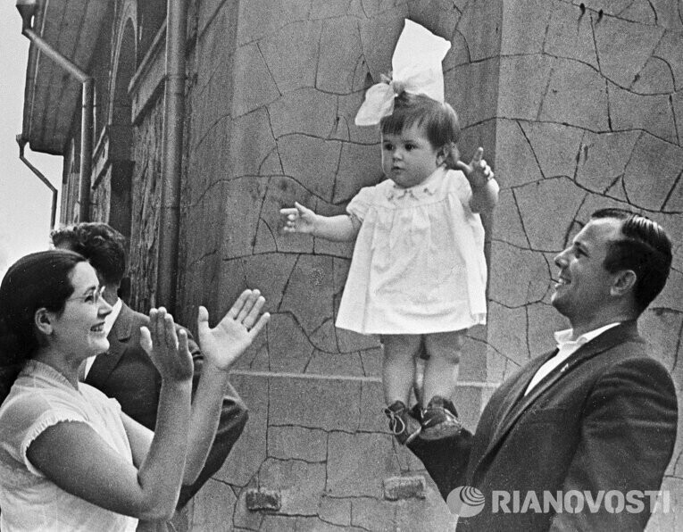 Юрий Гагарин с женой и дочкой на отдыхе в Крыму.