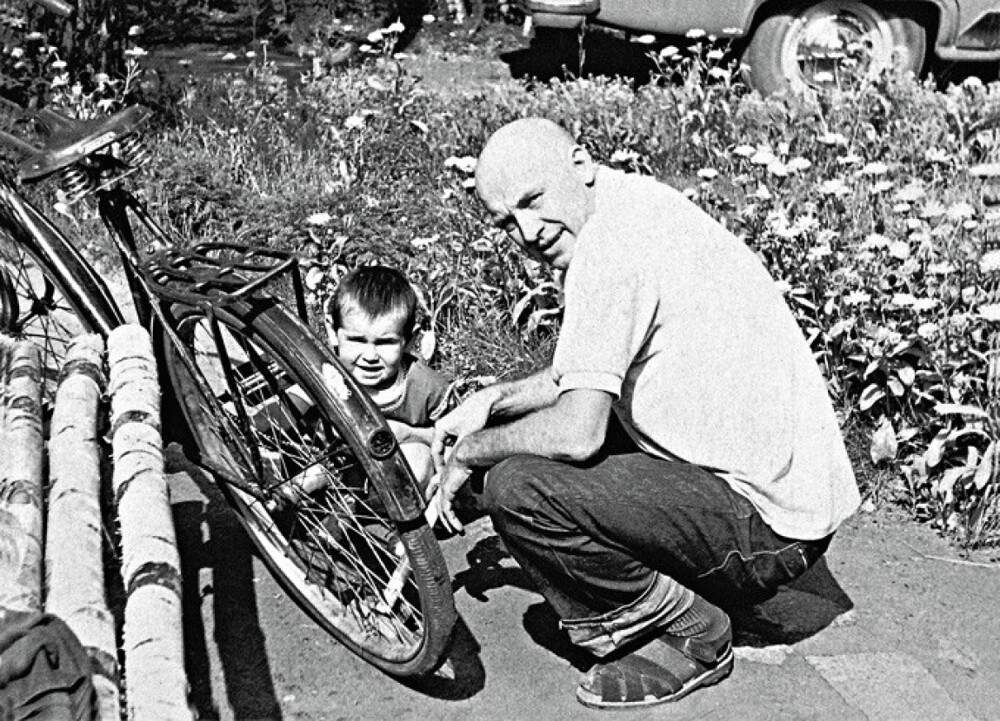 Иннокентий Смоктуновский с дочерью Машей накачивают на даче шину велосипеда