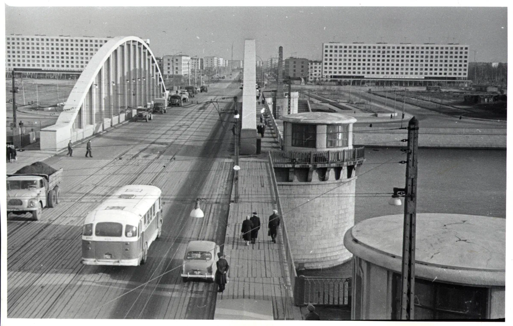 Начнём с Невского района. Вот таки выглядел Володарский мост в 1965 году. 