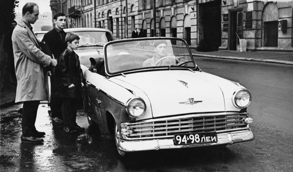 Инженер Сергей Борок и его самодельный автомобиль под кодовым названием "Татьянка" на набережной Фонтанки.