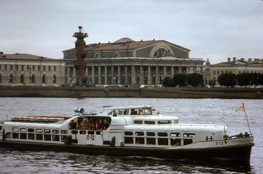 Прогулочный кораблик Л-12 на фоне здания Биржи.