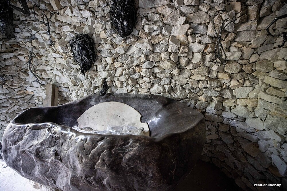 «Дом с чертовщиной»: в  Ратомке мужик соорудил весьма странный дом