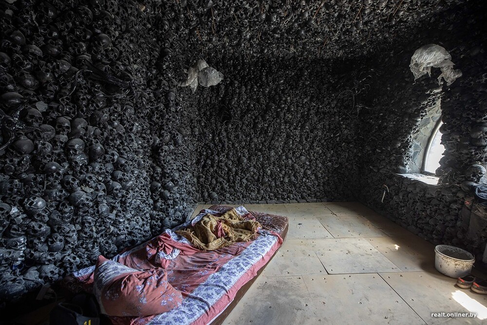 «Дом с чертовщиной»: в  Ратомке мужик соорудил весьма странный дом