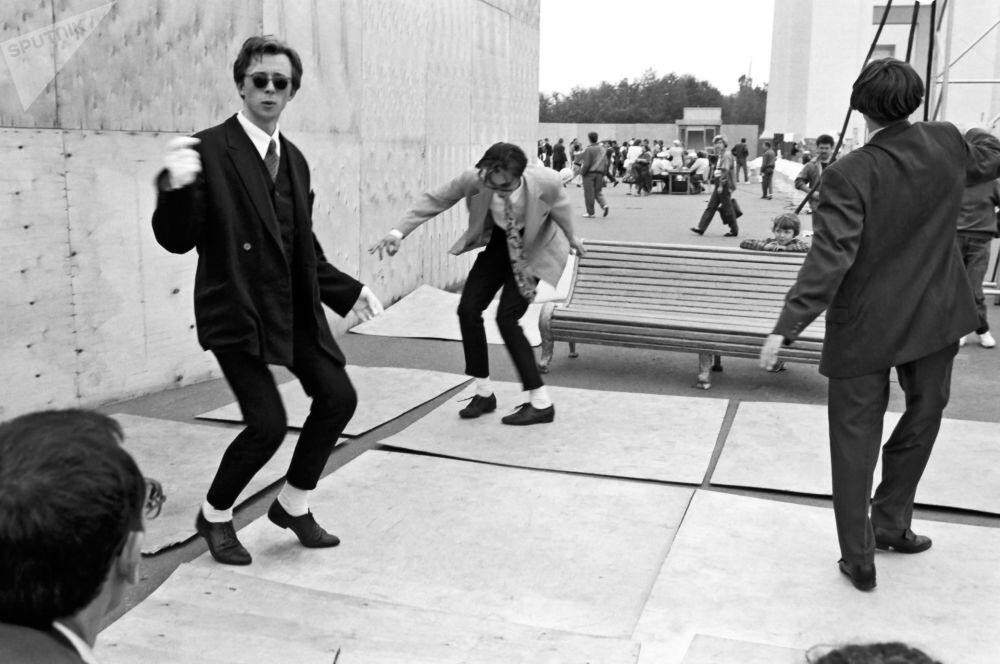 12. Молодые люди танцуют твист, 1959 год, Москва