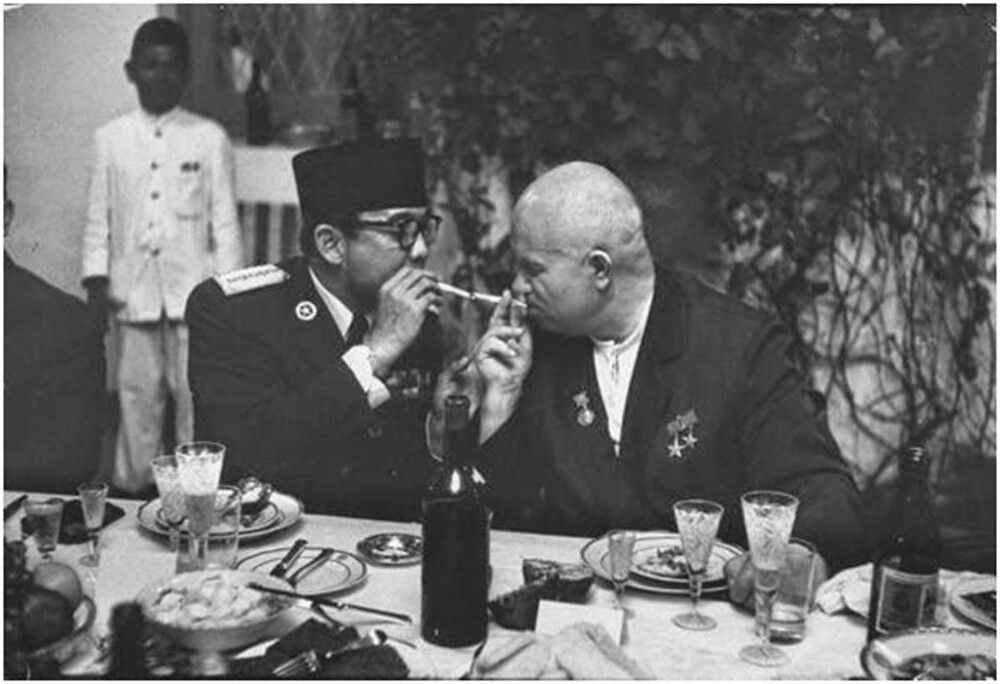 5. Президент Индонезии Ахмед Сукарно и Никита Хрущев курят во время банкета