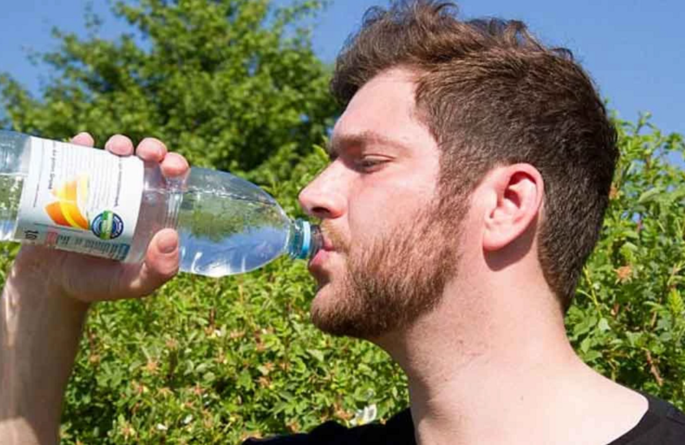 Мужчине из-за редкого заболевания приходится выпивать 20 литров воды в день